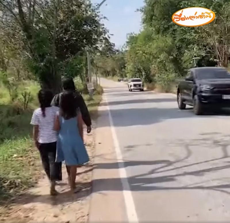 พ่อสู้ชีวิต พาลูกเดินเท้าหางานทำ