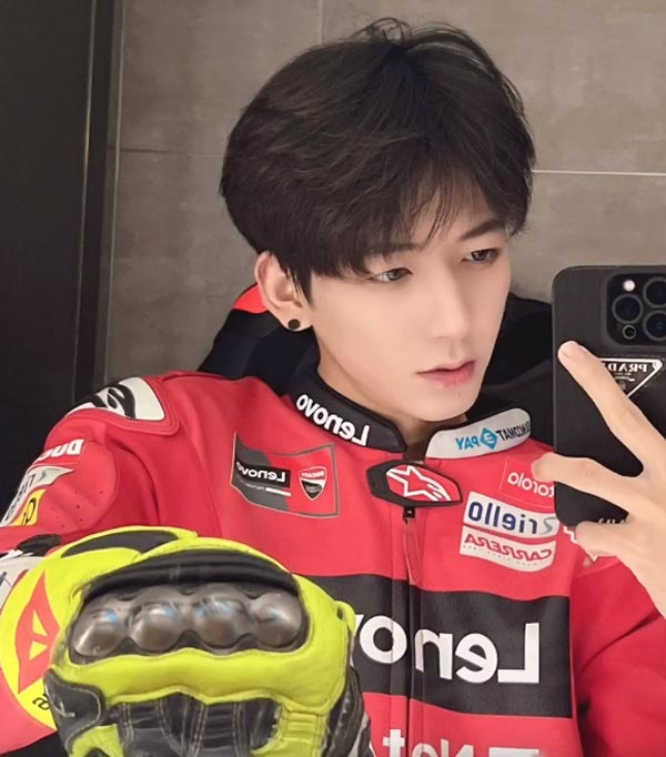 หนุ่มฮอตโซเชียล ซิ่งมอเตอร์ไซค์