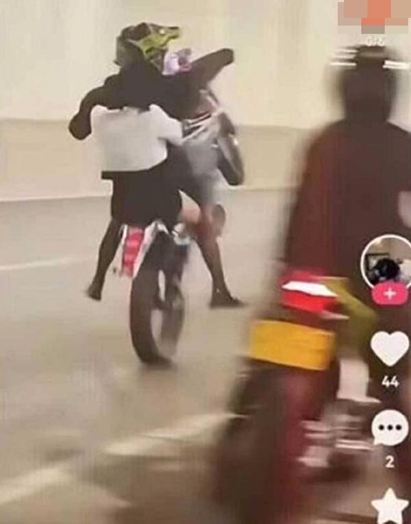 หนุ่มฮอตโซเชียล ซิ่งมอเตอร์ไซค์