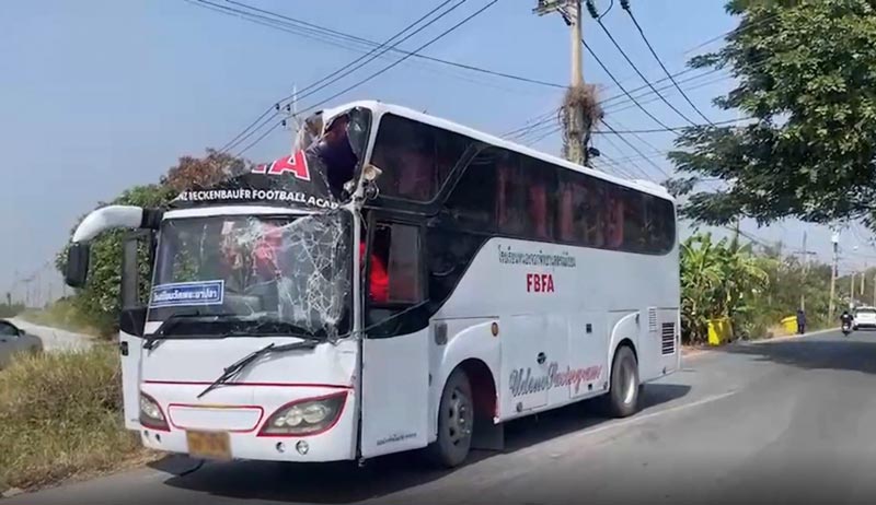 รถบัสขับตาม GPS ชนสะพาน