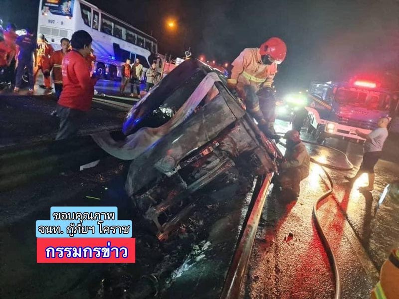 รถตู้ชน ไฟไหม้ท่วมคัน