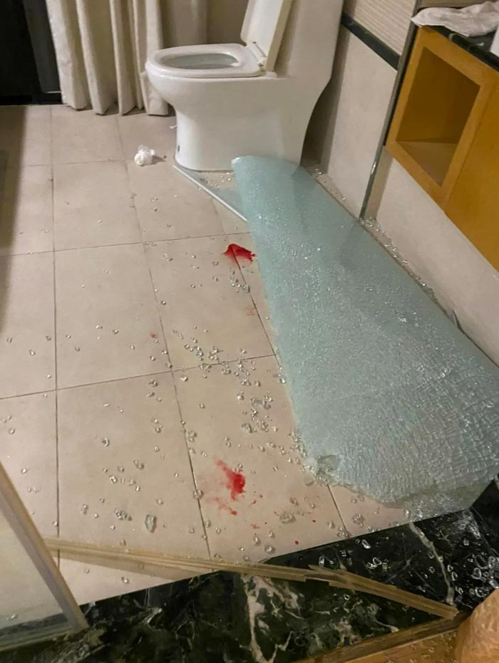 ประตูกระจกระเบิดใส่