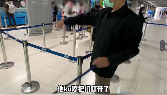 ตำรวจขับรถนำขบวนนักท่องเที่ยว