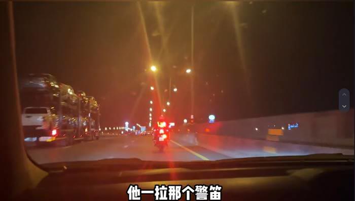 ตำรวจขับรถนำขบวนนักท่องเที่ยว