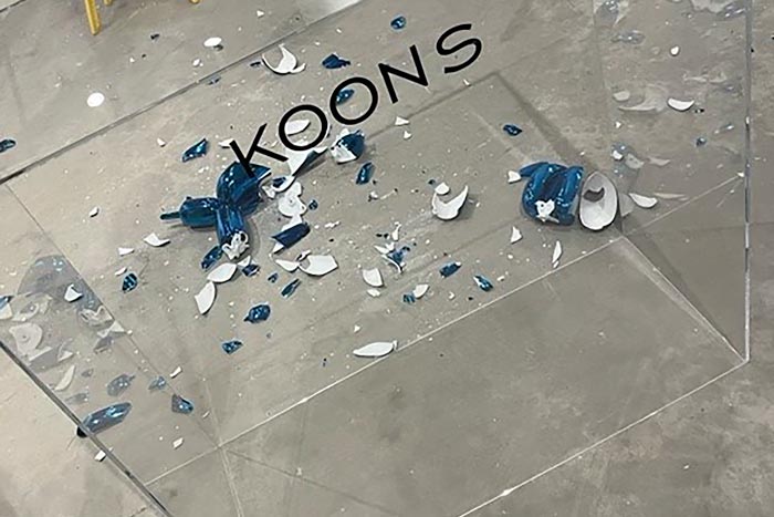 รูปปั้น Balloon Dog ตกแตก