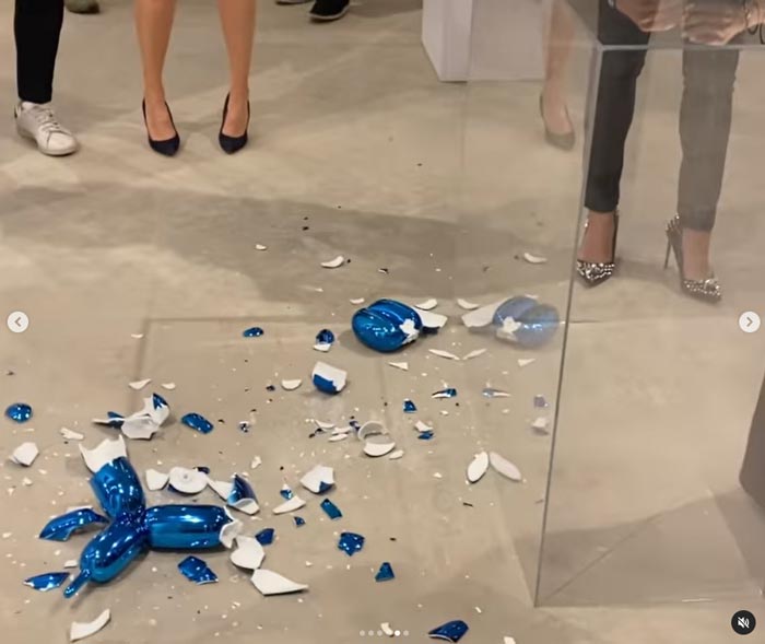 รูปปั้น Balloon Dog ตกแตก