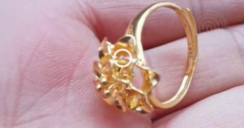 เด็กอนุบาล ให้แหวนทองเป็นของขวัญเพื่อน