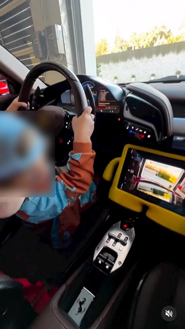 ลูกคนรวย ขับรถเฟอร์รารี่