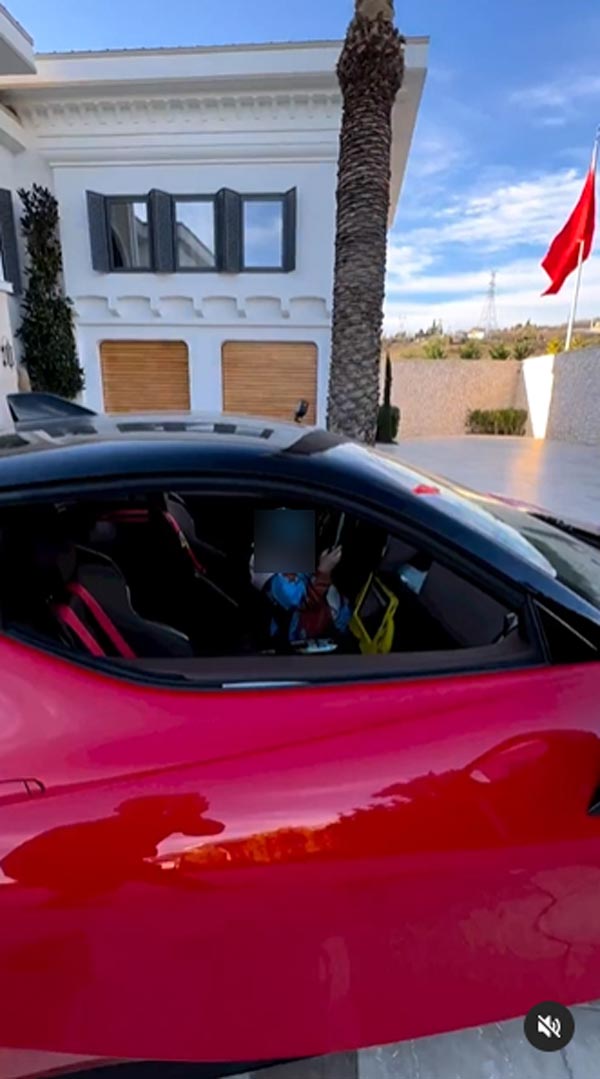 ลูกคนรวย ขับรถเฟอร์รารี่