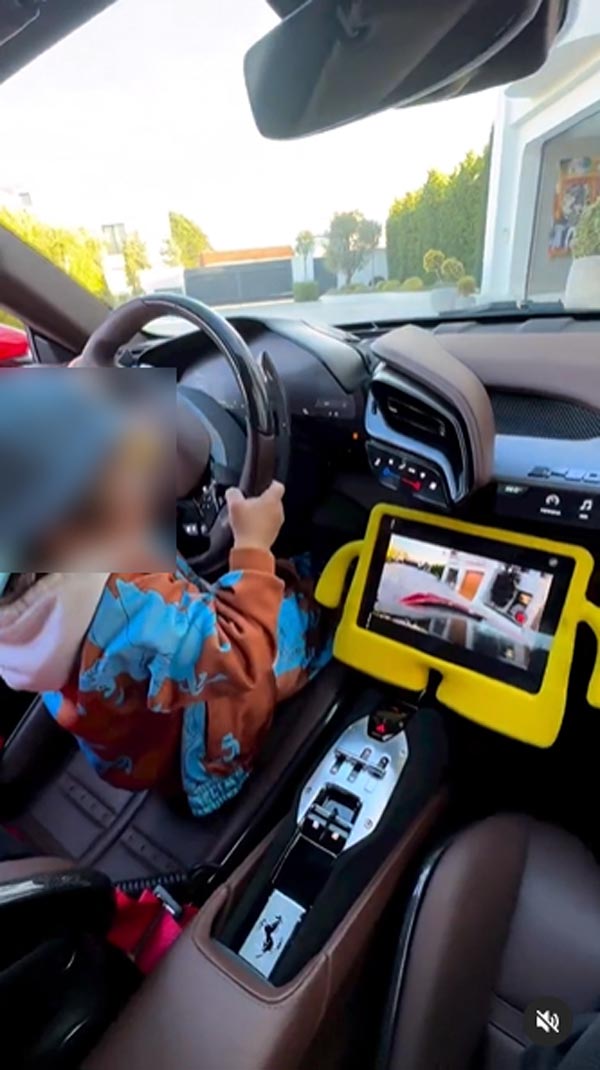 ลูกคนรวย ขับรถเฟอร์รารี่