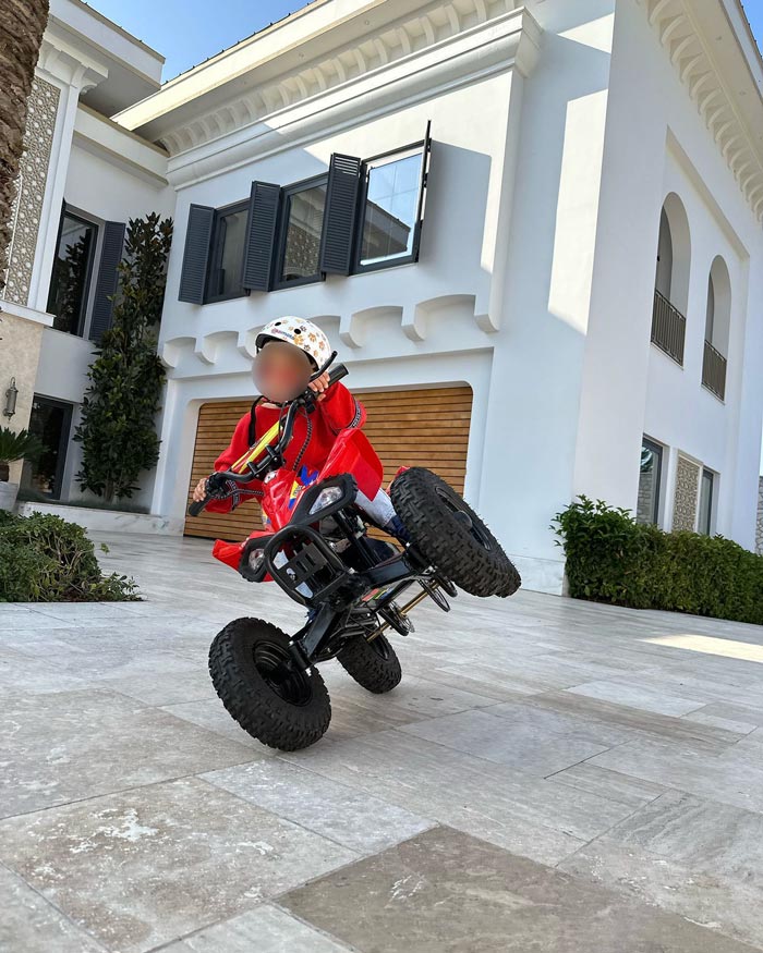 ลูกคนรวย ขับรถเฟอร์รารี่