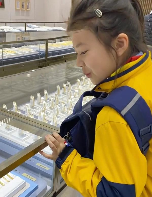 หนูน้อยเก็บเงินซื้อทองแม่