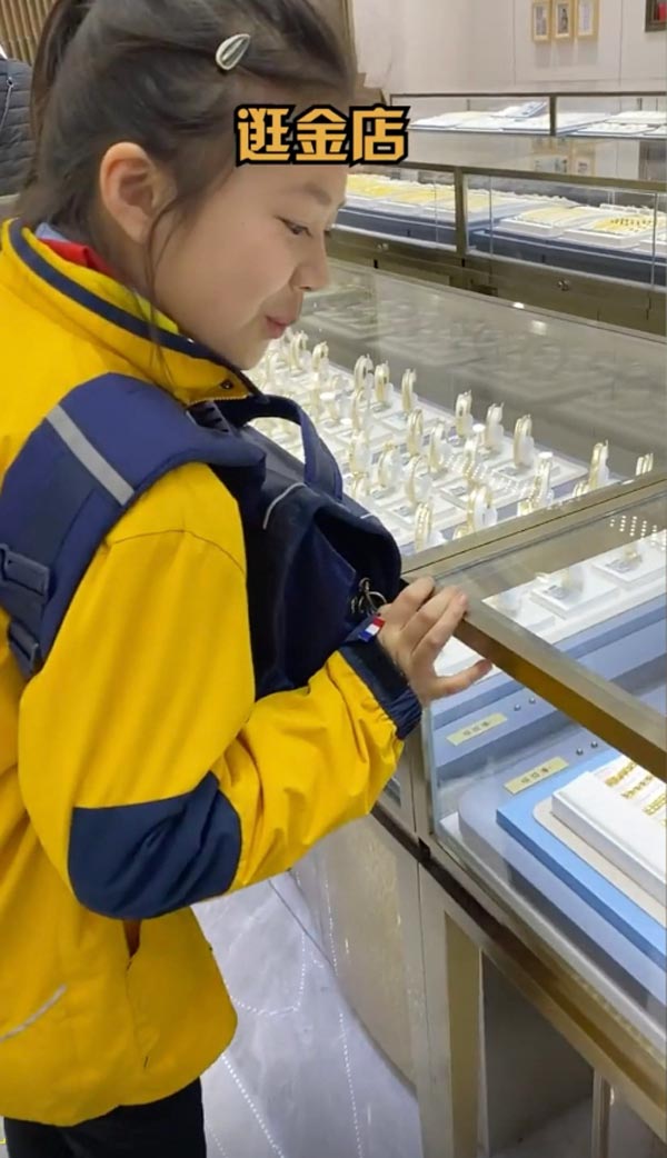 หนูน้อยเก็บเงินซื้อทองแม่