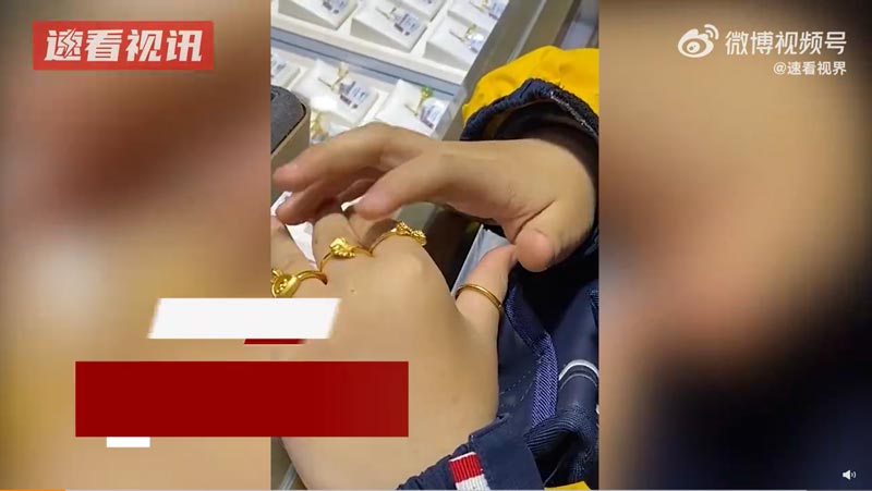 หนูน้อยเก็บเงินซื้อทองแม่