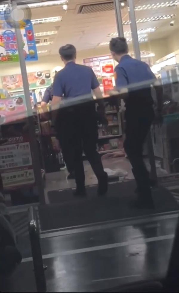 สาวแก้ผ้าในร้านสะดวกซื้อ