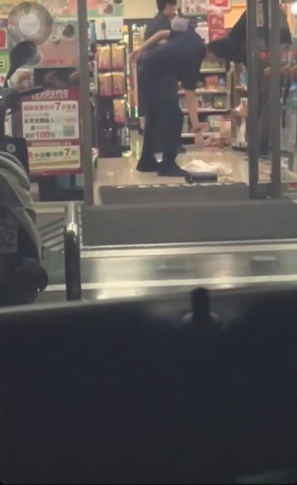 สาวแก้ผ้าในร้านสะดวกซื้อ