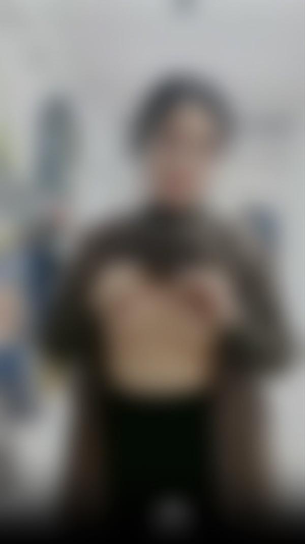 แม่ค้าถอดเสื้อขายเสื้อผ้า