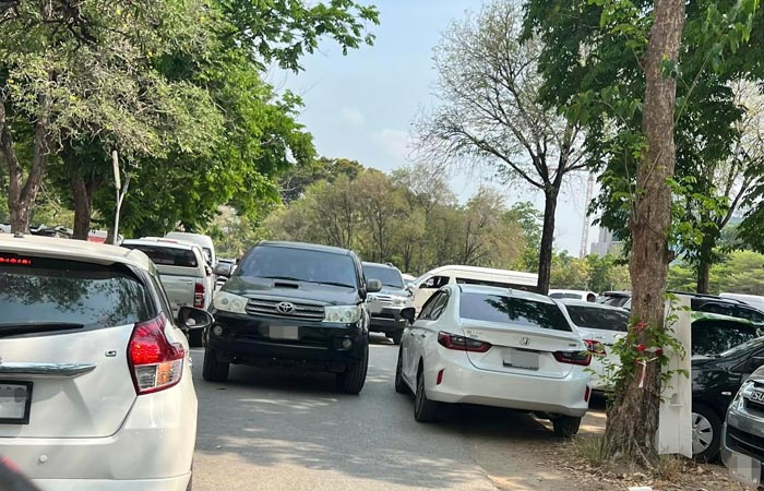 จอดที่ห้ามจอด ศูนย์สอบธรรมศาสตร์