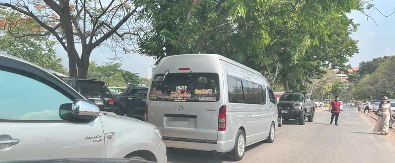 จอดที่ห้ามจอด ศูนย์สอบธรรมศาสตร์