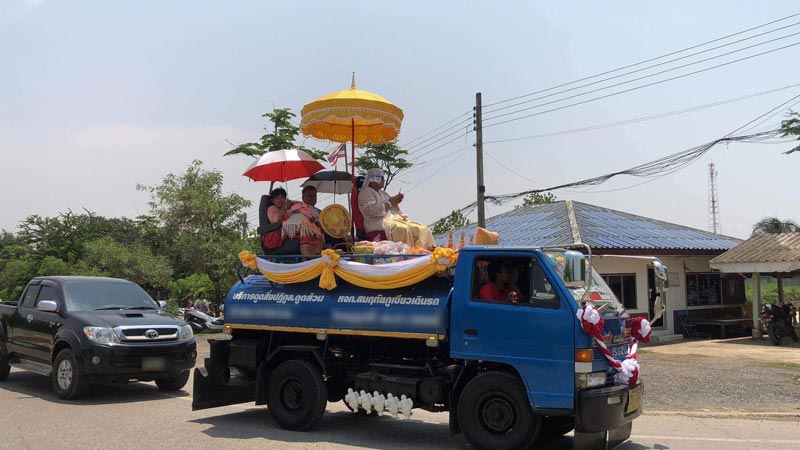 แห่นาคด้วยรถดูดส้วม