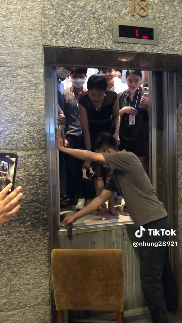 ติดลิฟต์