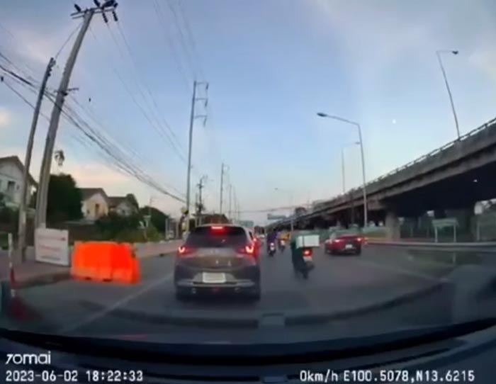 รถสวนเลนชนมอเตอร์ไซค์