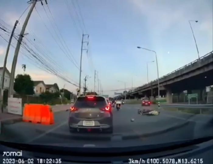 รถสวนเลนชนมอเตอร์ไซค์