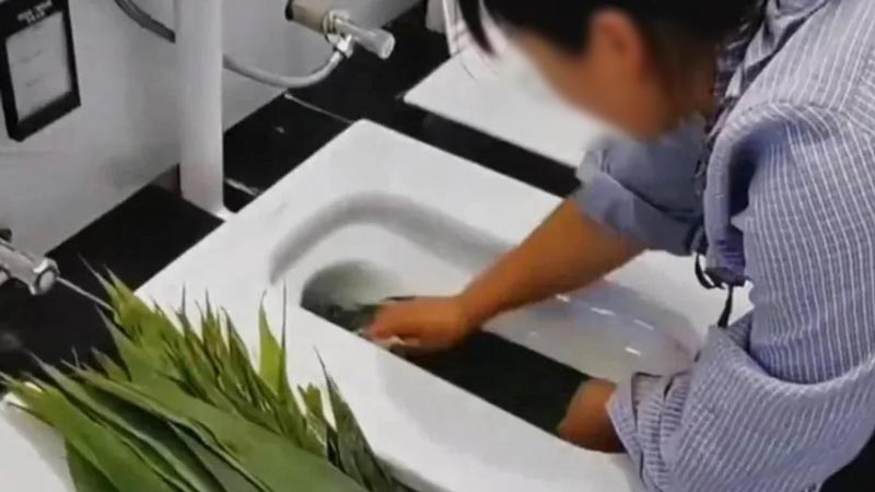 ล้างใบห่อบ๊ะจ่างในส้วม