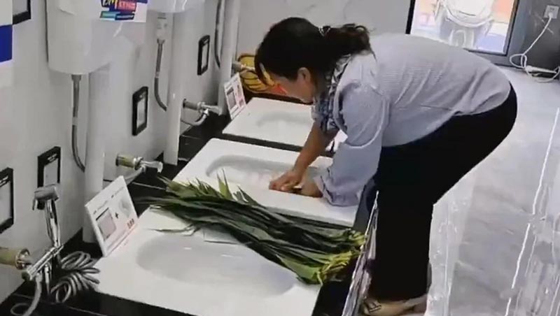 ล้างใบห่อบ๊ะจ่างในส้วม