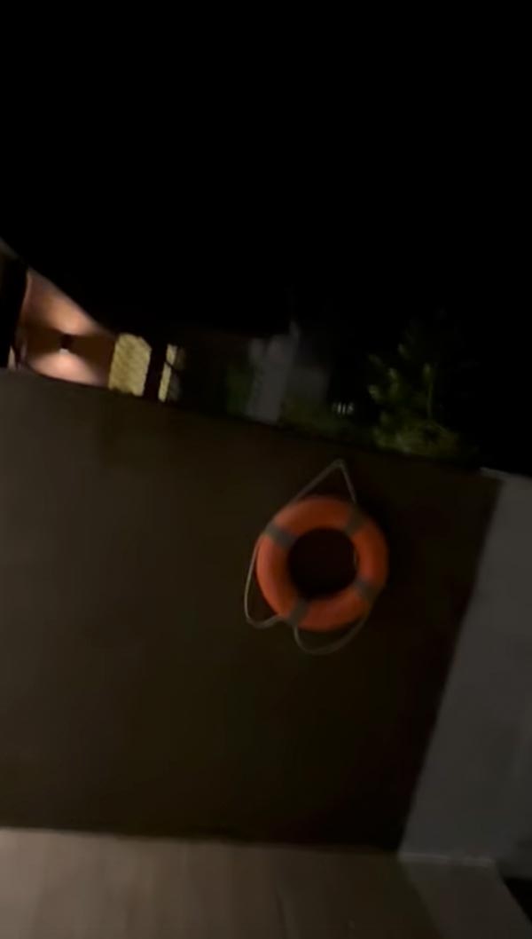 พูลวิลล่า ข้างห้องเสียงดัง