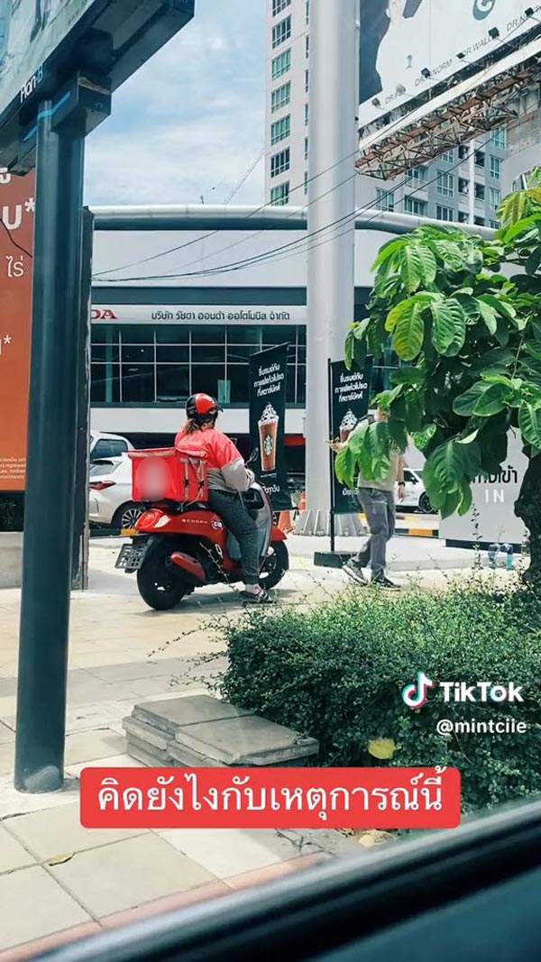 ฝรั่งด่าขับรถบนทางเท้า