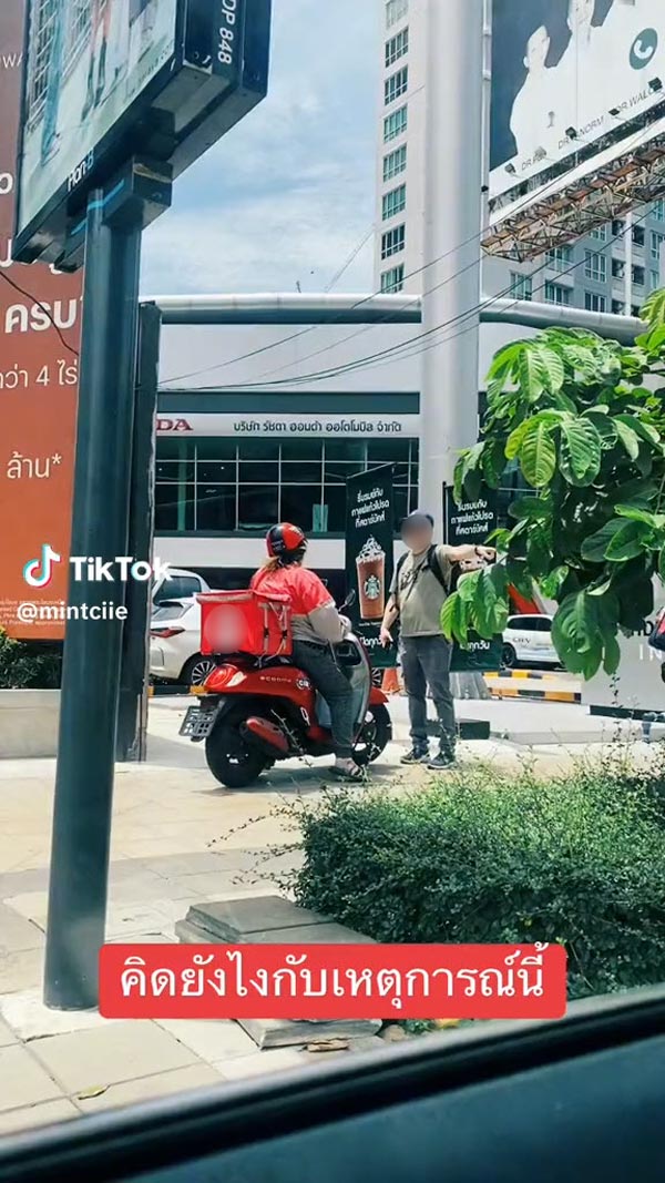 ฝรั่งด่าขับรถบนทางเท้า