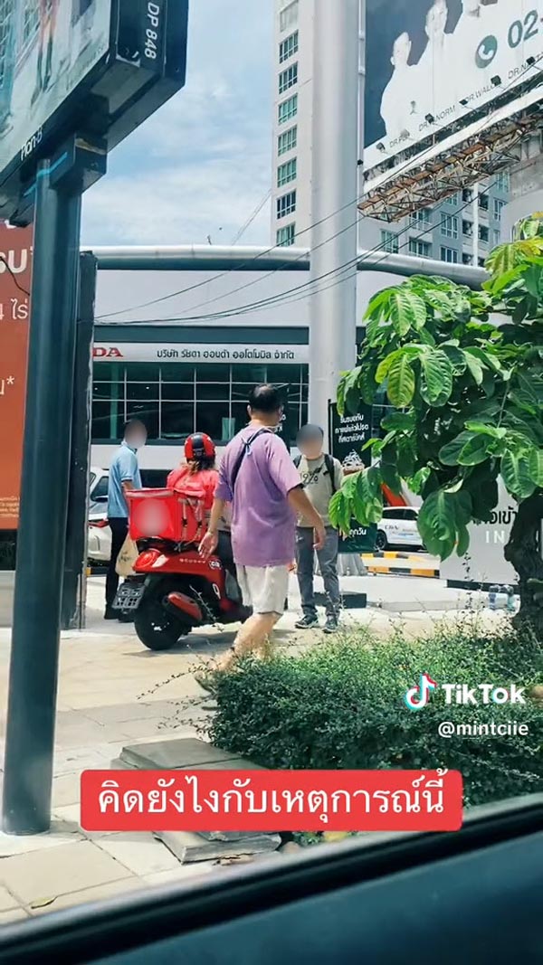 ฝรั่งด่าขับรถบนทางเท้า