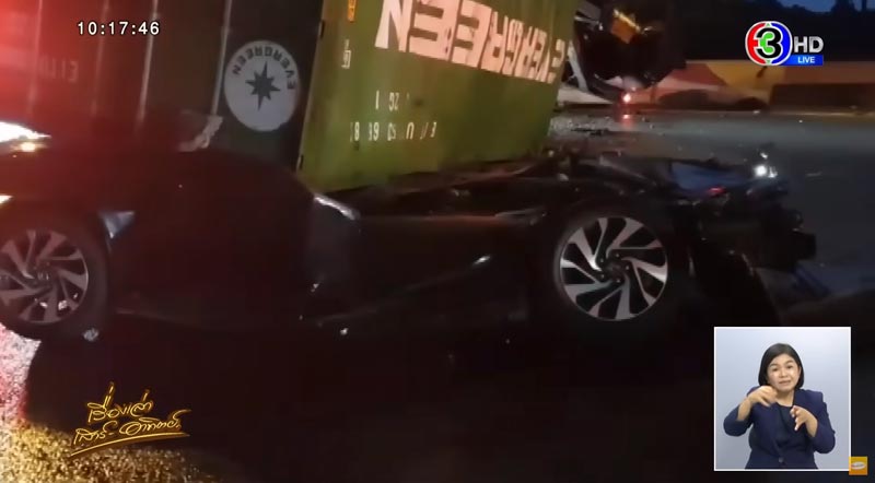 รถพ่วงทับรถเก๋ง