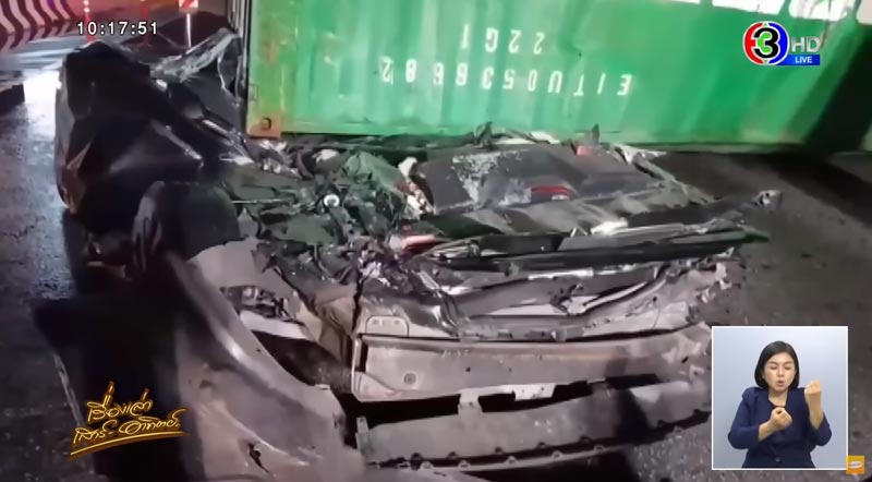 รถพ่วงทับรถเก๋ง