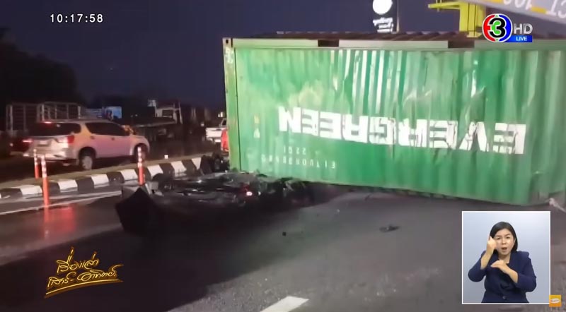 รถพ่วงทับรถเก๋ง