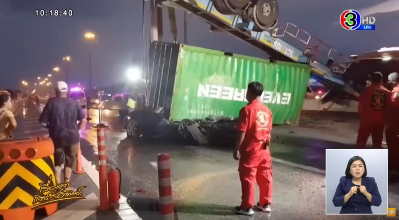 รถพ่วงทับรถเก๋ง