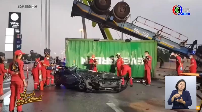 รถพ่วงทับรถเก๋ง