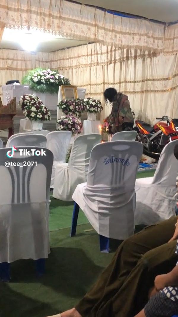 คนสติไม่ดีมางานศพเพื่อน