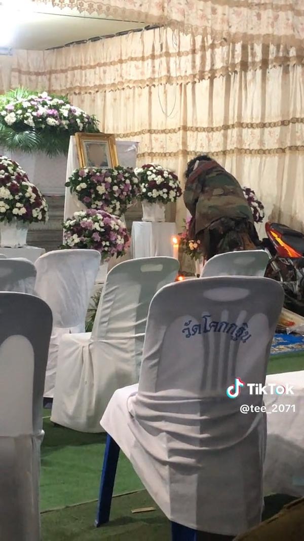 คนสติไม่ดีมางานศพเพื่อน