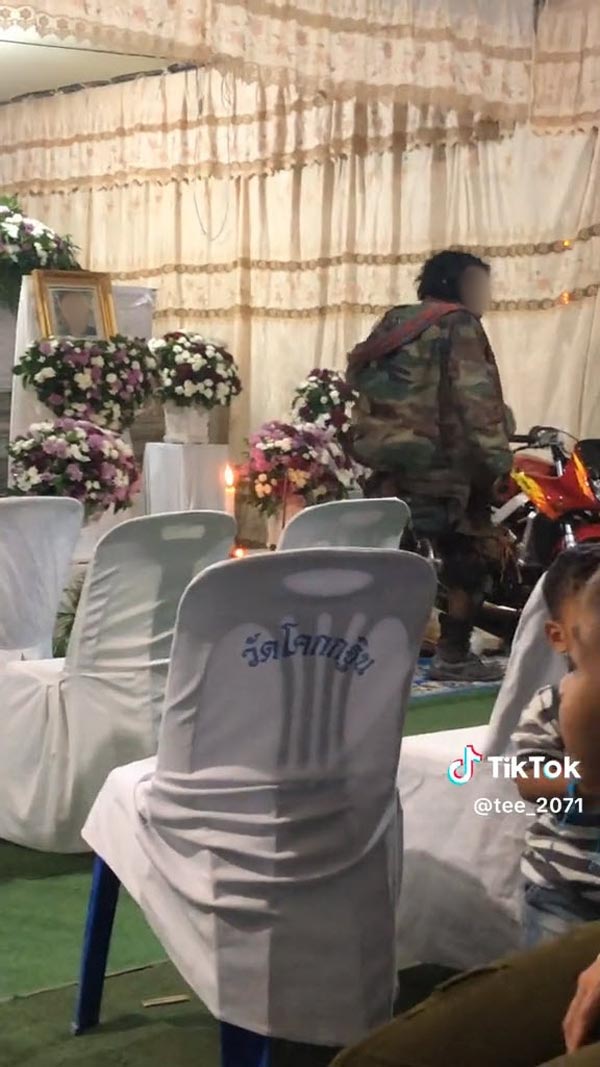 คนสติไม่ดีมางานศพเพื่อน