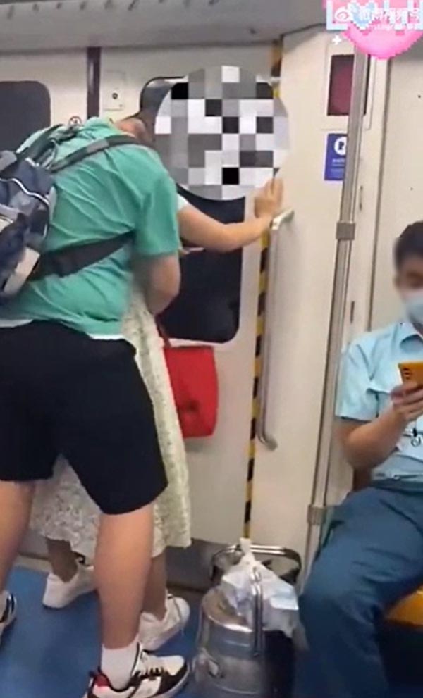 คู่รักจู๋จี๋ในรถไฟ