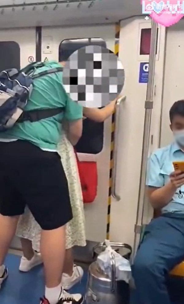 คู่รักจู๋จี๋ในรถไฟ