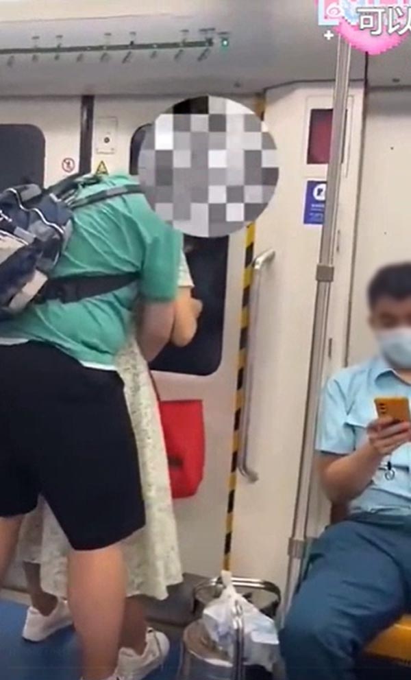 คู่รักจู๋จี๋ในรถไฟ