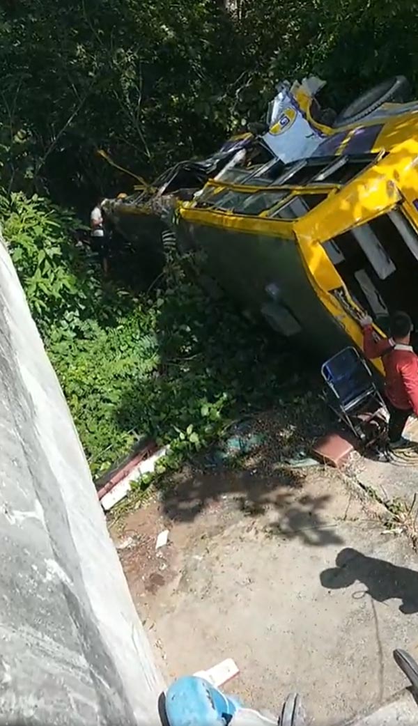 รถทัวร์พลิกคว่ำตกเหว