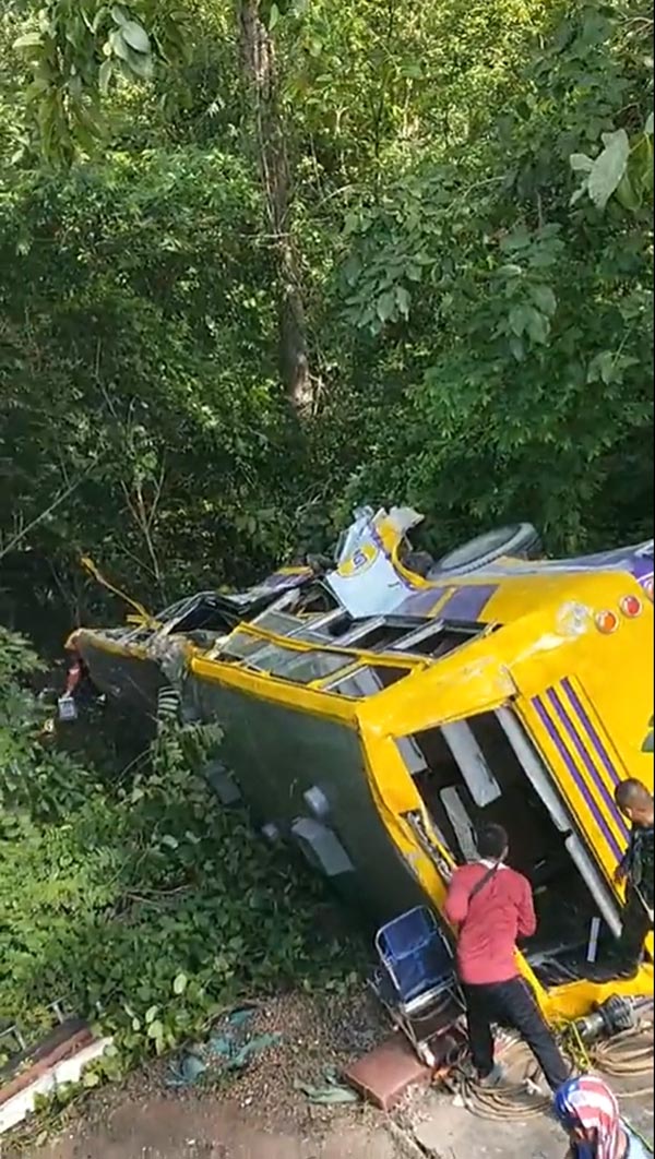 รถทัวร์พลิกคว่ำตกเหว