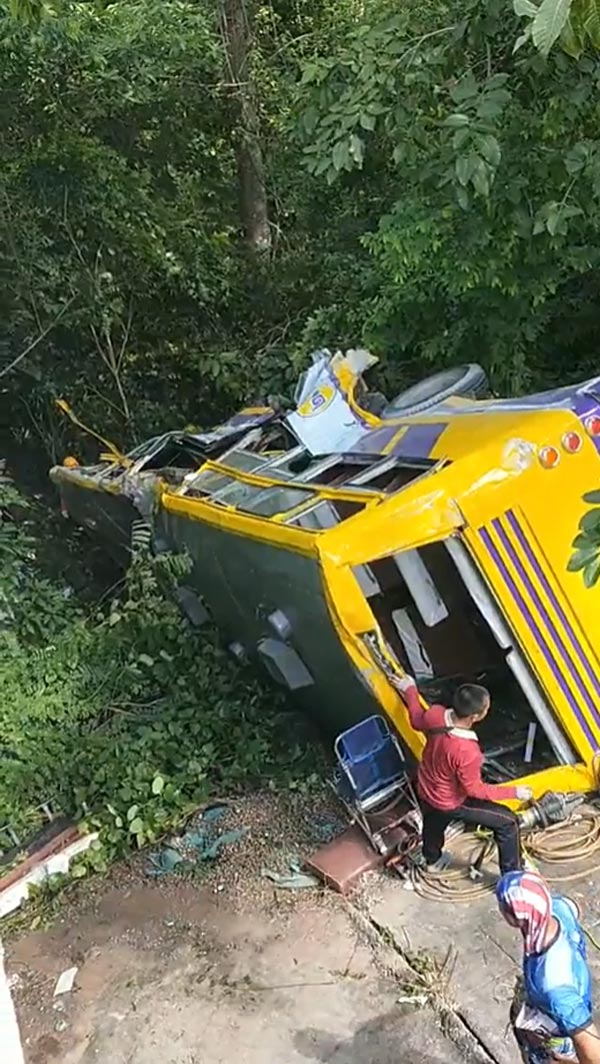 รถทัวร์พลิกคว่ำตกเหว