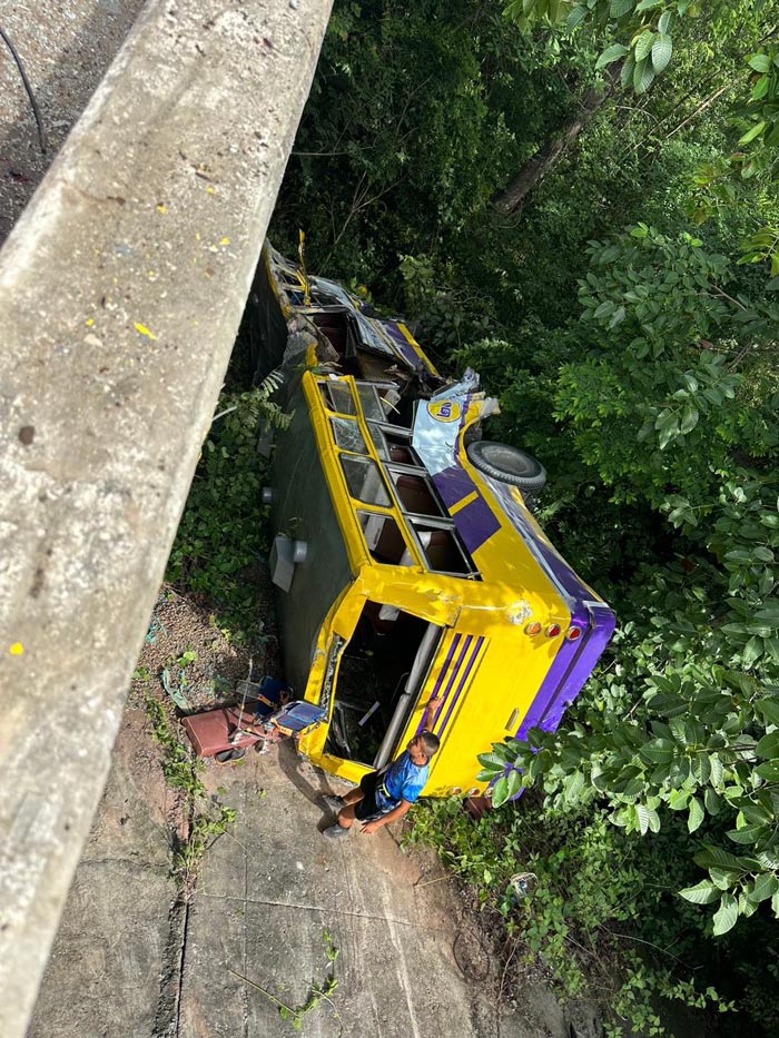 รถทัวร์พลิกคว่ำตกเหว