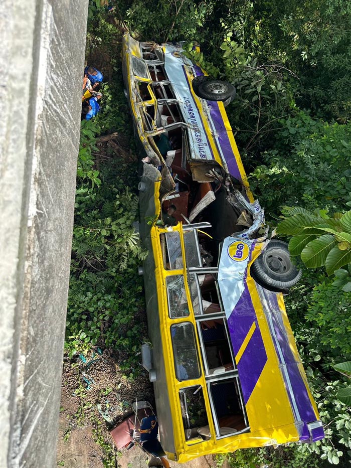 รถทัวร์พลิกคว่ำตกเหว