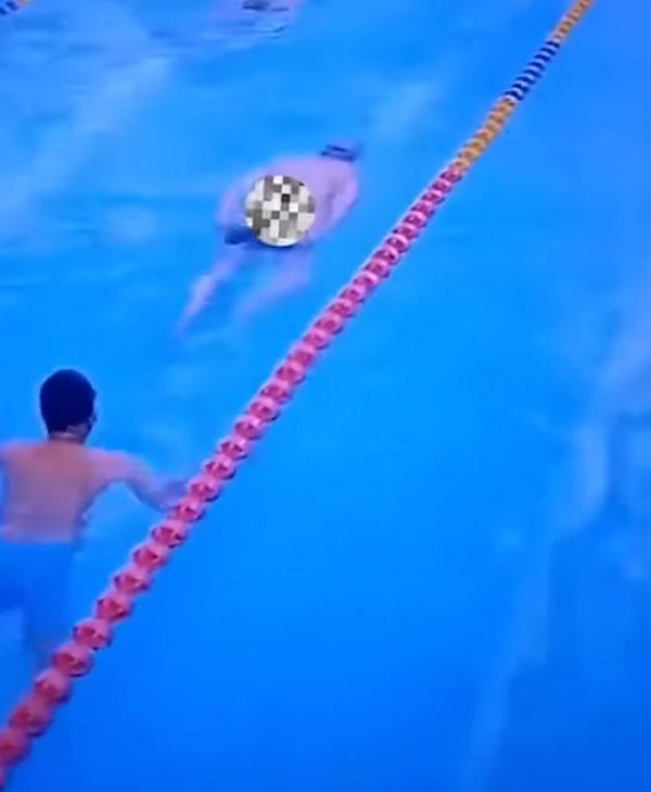 อุจจาระในสระว่ายน้ำ